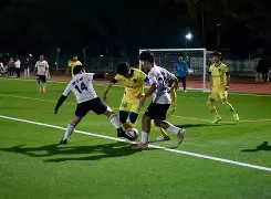 比赛中球员们拼尽全力,为球队争取胜利英语